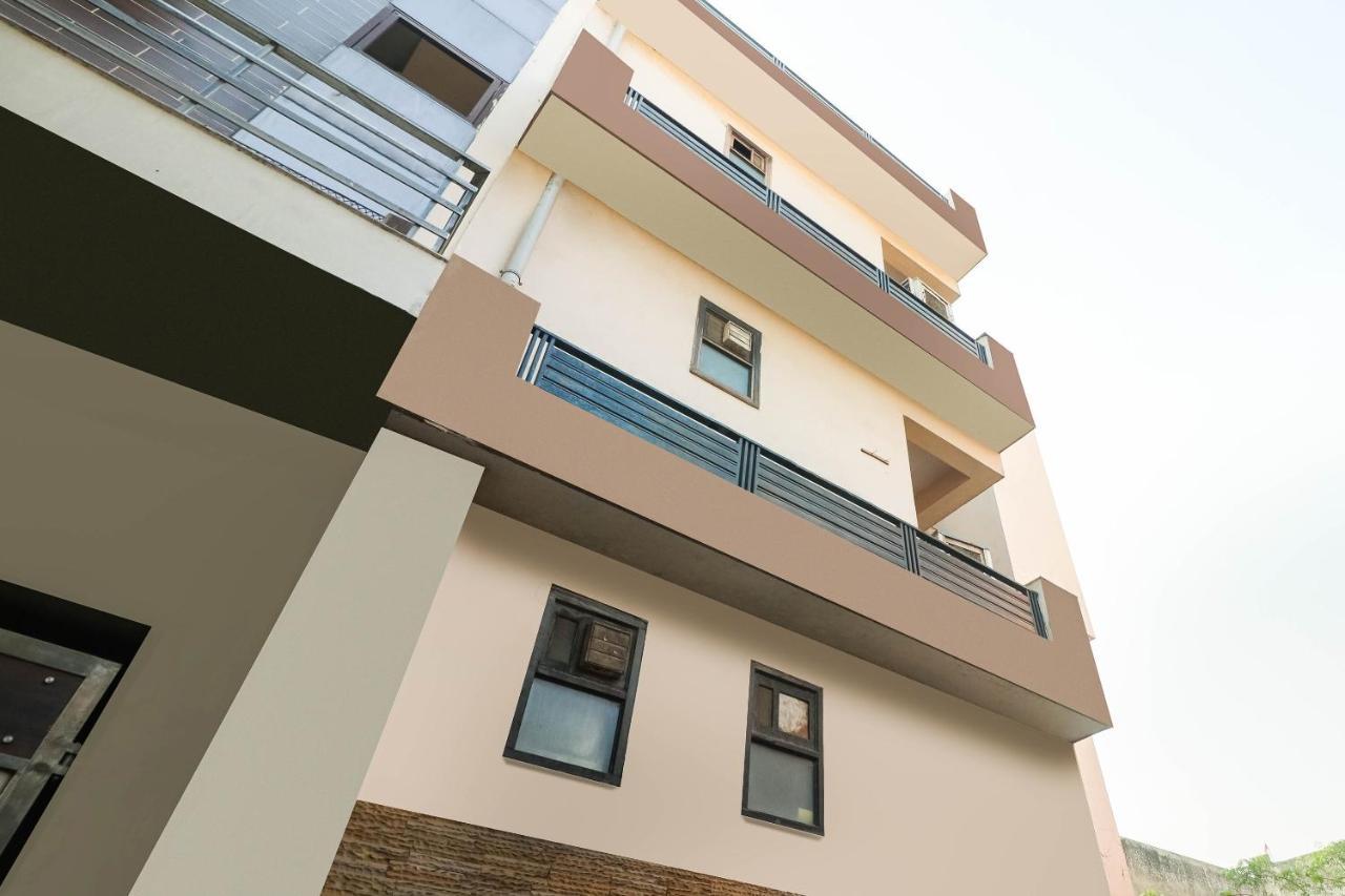 Spot On Hotel Grace Near Star Mall Гургаон Экстерьер фото
