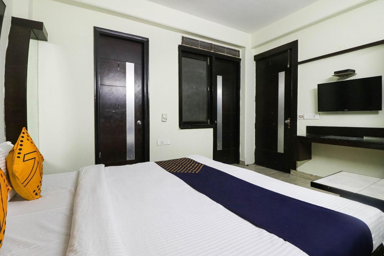 Spot On Hotel Grace Near Star Mall Гургаон Экстерьер фото