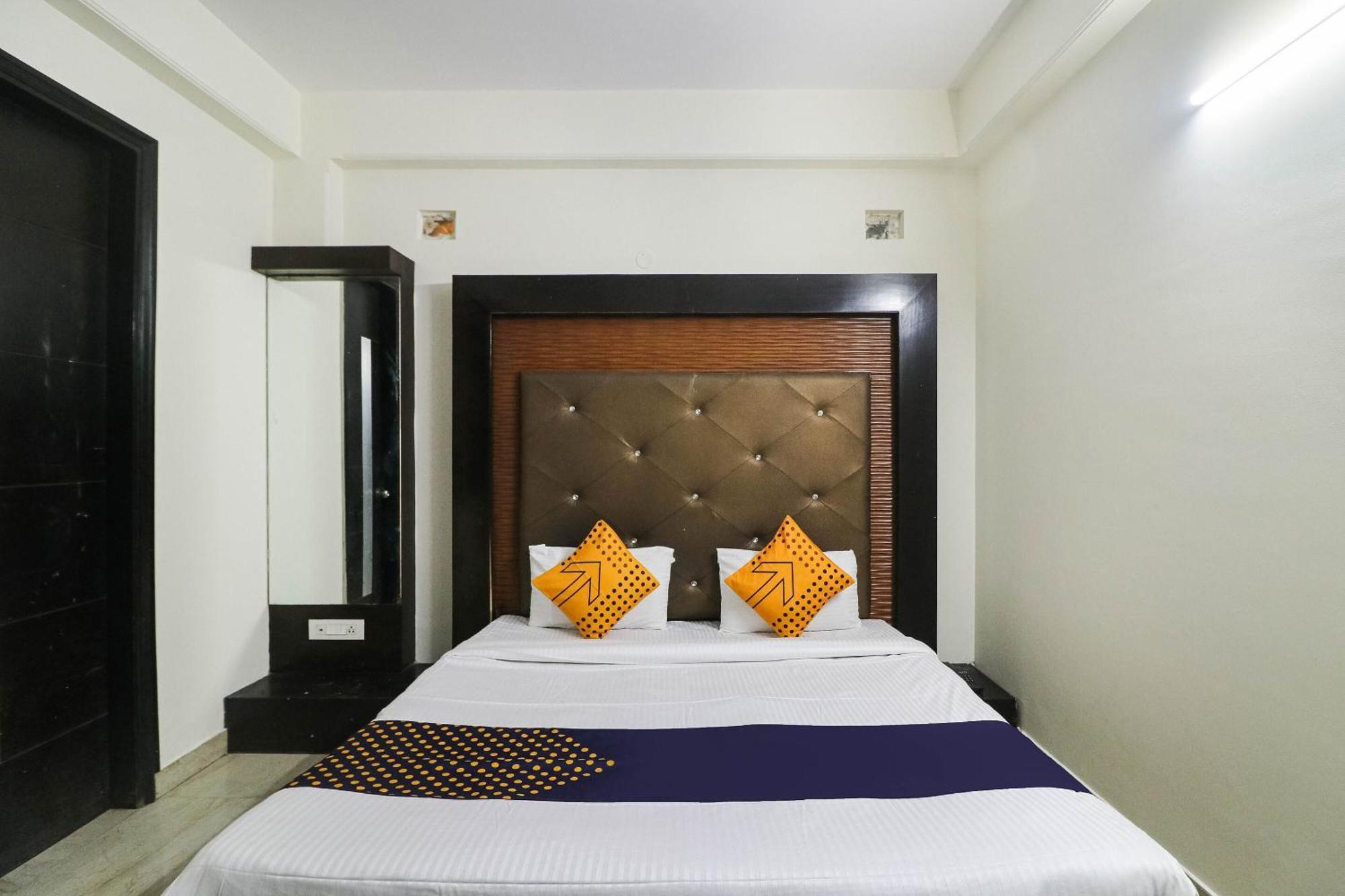 Spot On Hotel Grace Near Star Mall Гургаон Экстерьер фото