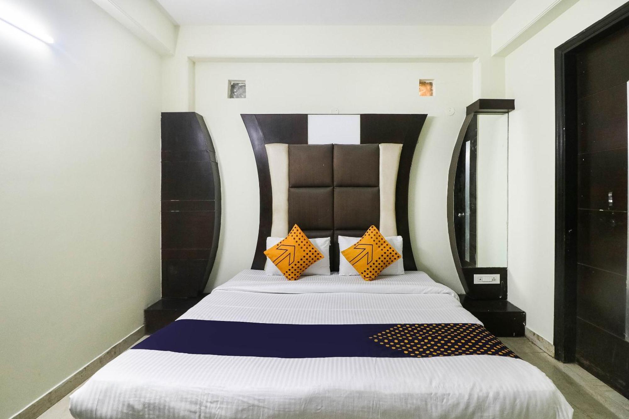 Spot On Hotel Grace Near Star Mall Гургаон Экстерьер фото