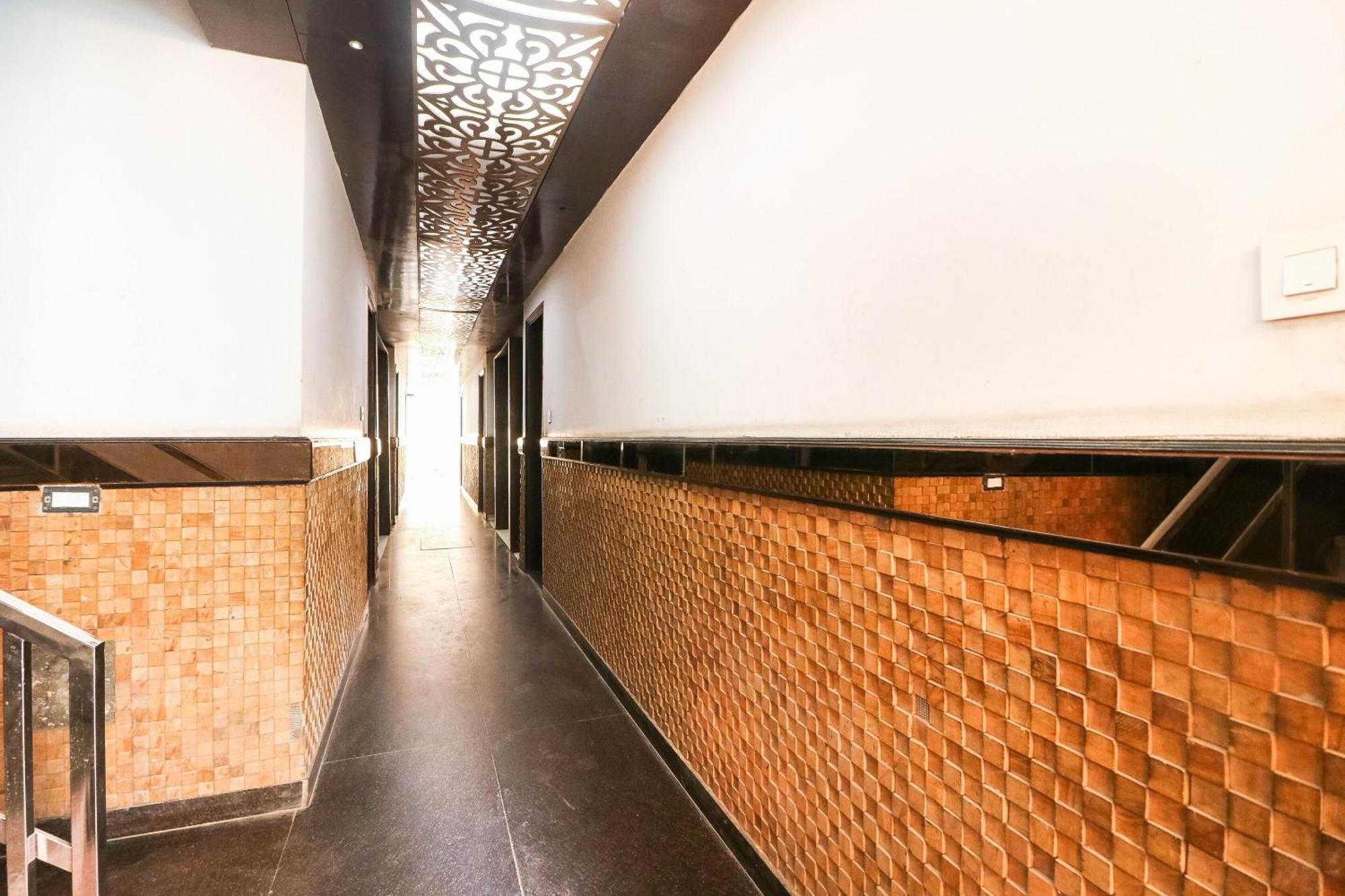 Spot On Hotel Grace Near Star Mall Гургаон Экстерьер фото